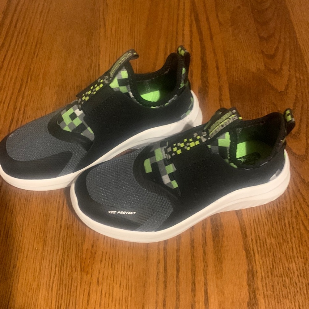 Skechers Minecraft boys size 1. NWOT